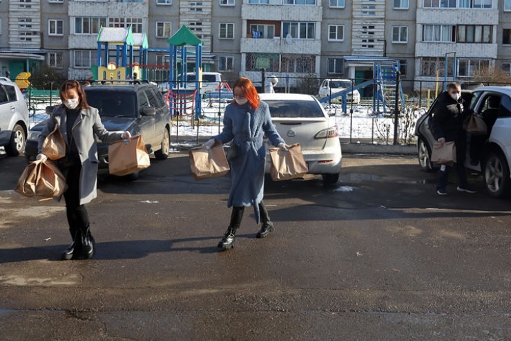 Неожиданная доставка: сотрудники центра отдыха «Байкал-21» привезли горячие обеды для медиков иркутской скорой помощи.