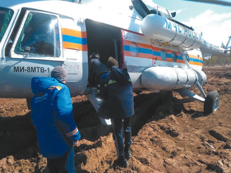 В финальной стадии поиска, когда стало известно, что среди терпящих бедствие есть восьмилетний ребенок, спасатели задействовали вертолет Ми-8.
