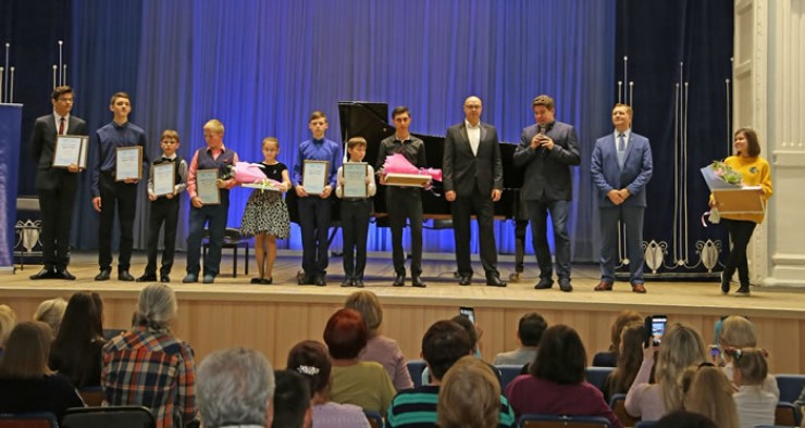 Второй год подряд ПАО «Газпром» учреждает премию на приобретение музыкальных инструментов для победителей и участников фестиваля-конкурса «Новые имена Приангарья».