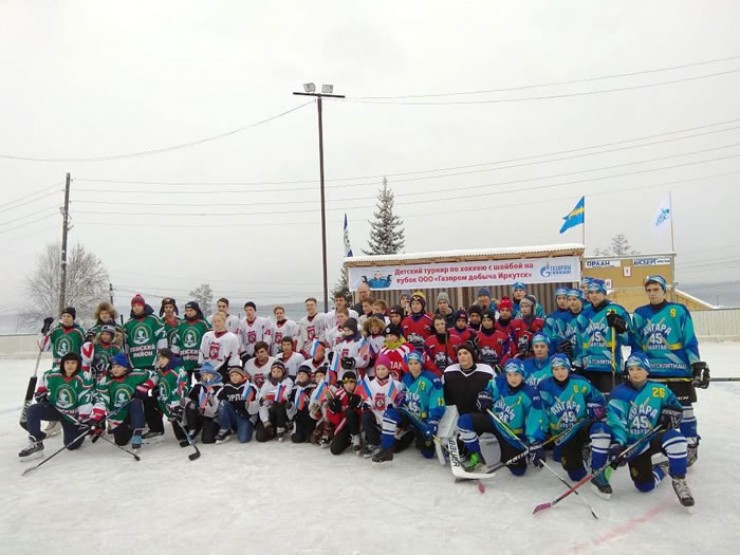 В этом году на льду поселка Магистрального сразились четыре молодежные команды. Борьба за победу выдалась яркой и порадовала всех болельщиков и любителей настоящего русского хоккея.