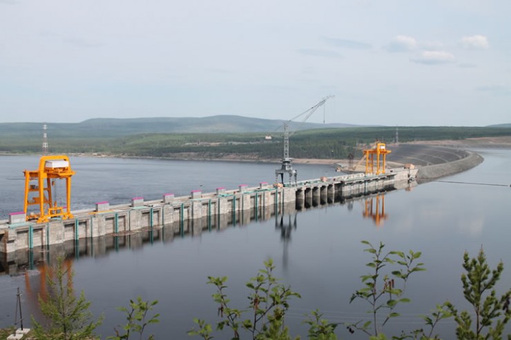 Богучанскую ГЭС, четвёртую гидроэлектростанцию Ангарского каскада, не случайно называют самым грандиозным советским долгостроем: строительство началось ещё  в 1974 году, а запустили ГЭС на полную мощность только в июле 2015-го