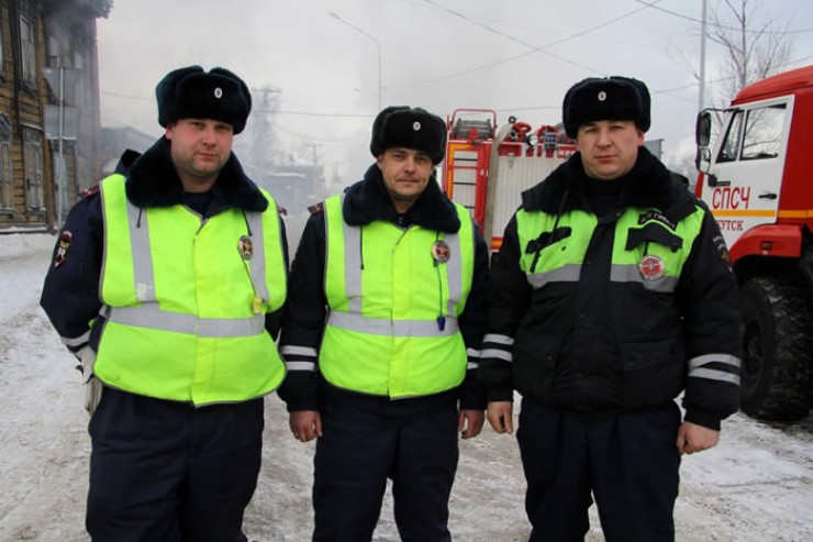 Сотрудники МВД, принявшие участие в спасении людей из горящего дома.