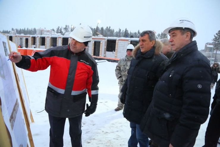Сергей Меняйло и Сергей Левченко проверили, как идет строительство нескольких микрорайонов Тулуна.