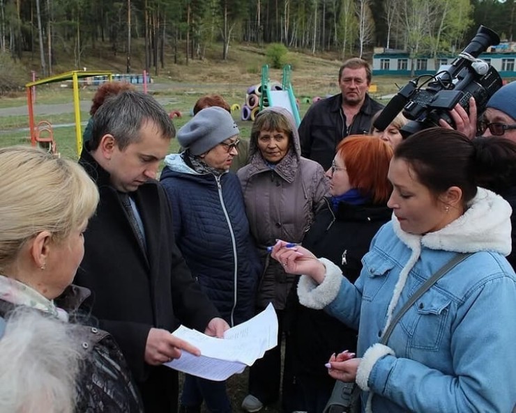 Жалобы стали поводом для общего собрания жителей городка, на которое пригласили мэра района