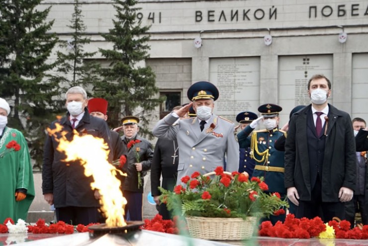 Руководители региона возложили цветы к мемориалу «Вечный огонь» и памятнику дважды Герою Советского Союза Афанасию Белобородову