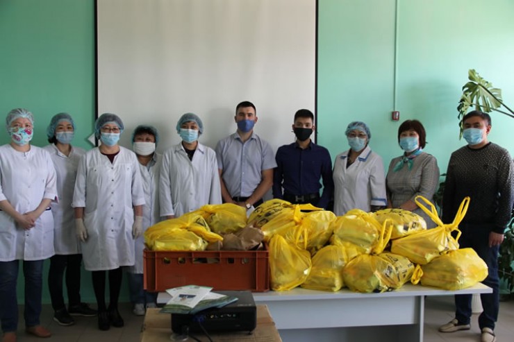 Представители кооперативов «Иркутский крестьянин» и «Оса-Агро» вручили медикам Осинской ЦРБ  40 продуктовых наборов