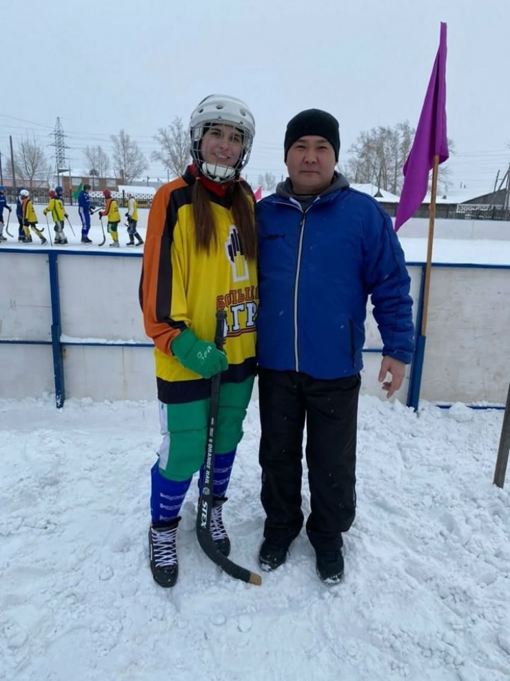 Мэр Эхирит-Булагатского района Геннадий Осодоев пожелал молодой хоккеистке удачи и сделал фотографию на память