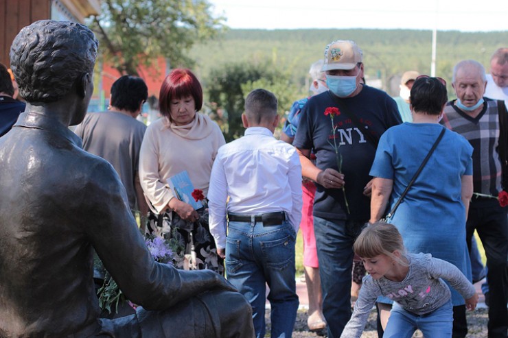 Каждый год в августе люди приезжают из разных уголков России, чтобы почтить память знаменитого выходца из аларской земли