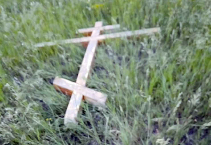 Вот в таком виде обнаружили поклонный крест жители Тихоновки. Вандалы спилили и выкинули его в траву.