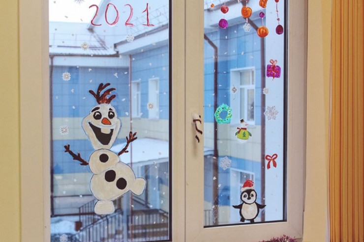 Мультипликационные и сказочные герои украшают окна и создают новогоднюю атмосферу