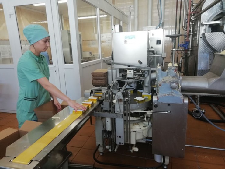 В сутки Иркутский молокозавод производит до шести тонн сливочного масла. Каждые 15 минут специалисты поверяют качество продукции