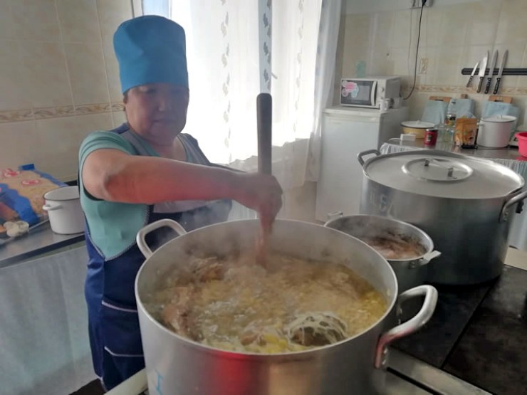 Антонида Хусхаева готовит на обед вкусные щи