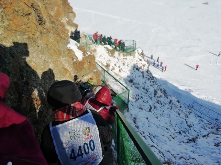 Прежде чем попасть на старт у мыса Базарного, спортсменам пришлось преодолеть крутой спуск на лед.