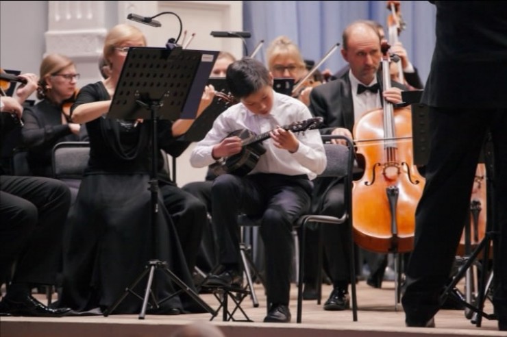 Александр Балтухаев исполнил сольный номер на чанзе в сопровождении Губернаторского симфонического оркестра