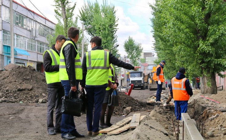 Стоимость всех дорожных мероприятий в регионе составляет восемь миллиардов рублей. Важно, чтобы солидные деньги были потрачены не напрасно.