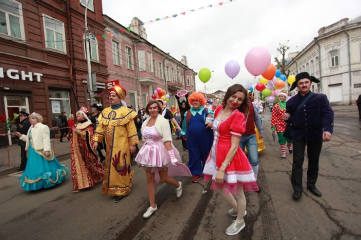 Первое праздничное шествие в Иркутске состоялось ровно девять лет назад, 6 июня 2010 года. С тех пор оно проводится каждый год в день рождения города