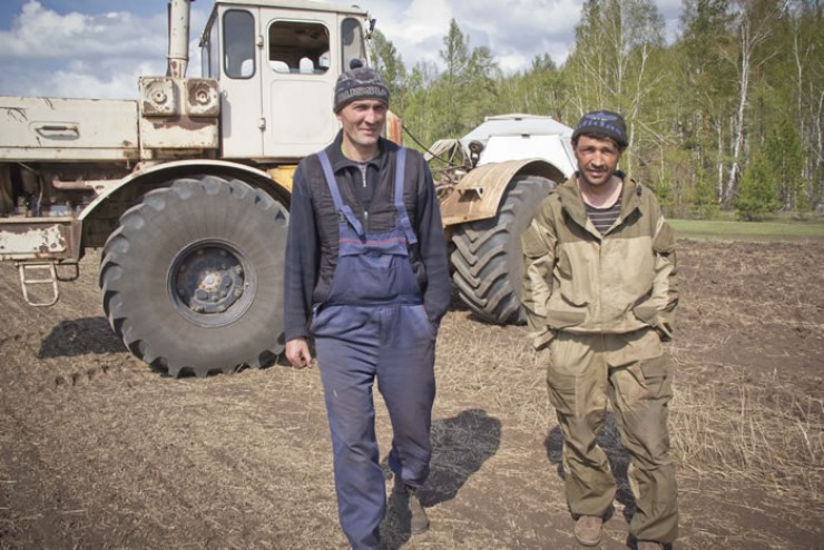 Овес сеет Алексей Варенов (слева), помогает ему Олег Пославский. Комплекс позволяет работать без вспашки, так влага лучше сохраняется в почве. В день успевает пройти 40 га.