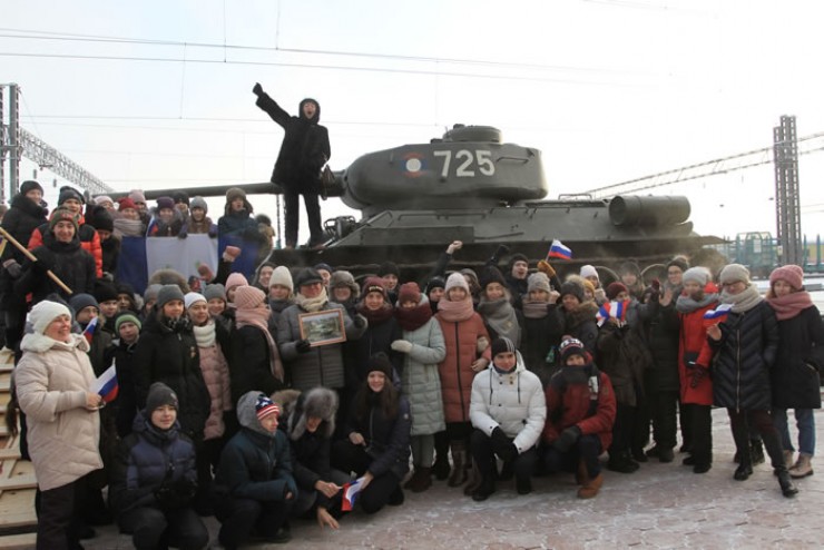 Несмотря на ветер и тридцатиградусный мороз, Иркутск встретил эшелон многочисленным митингом.