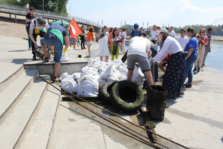 Все эти кучи мусора дайверы и волонтеры подняли только непосредственно у острова Юность в центре Иркутска. Надо полагать, что и в других популярных местах отдыха ситуация не лучше