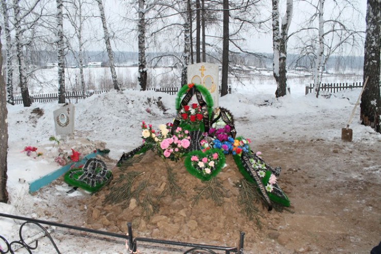 Малышей Егорку и Дарину Куреговых похоронили рядом в двух маленьких гробиках. Как нашли их лежавшими на кровати, так теперь брат с сестричкой и в могилке лежат