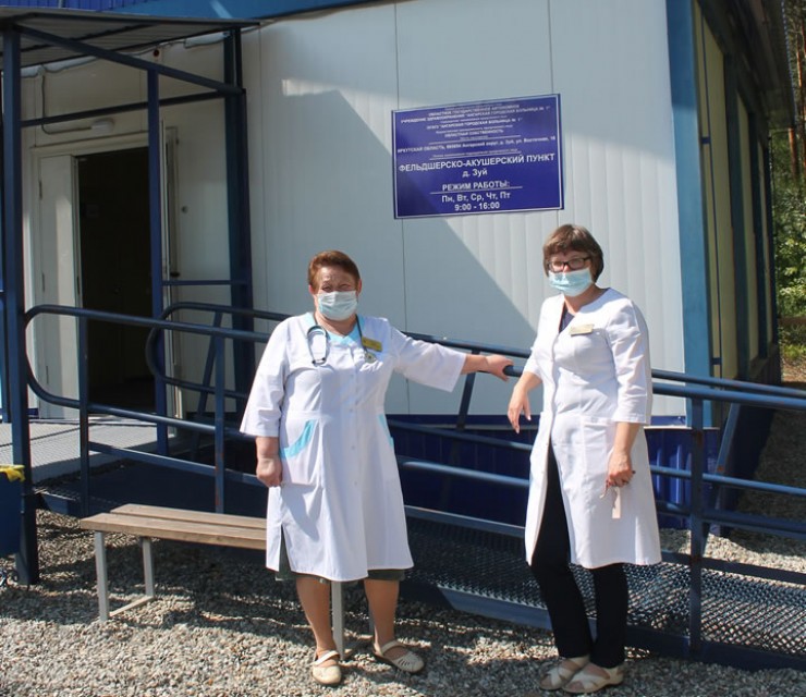Ольга Новикова, фельдшер, и Юлия Сутурина, старшая медсестра, готовы принять в стенах нового ФАПа всех обратившихся к ним, многих из которых они знают уже по многу лет