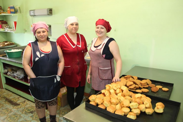 Аня, Света и Алена с популярной в селе фамилией Середкины пекут булки, пироги, хлеб и торты. Последние пользуются такой популярностью, что за ними приезжают из Боханского и Осинского районов. 