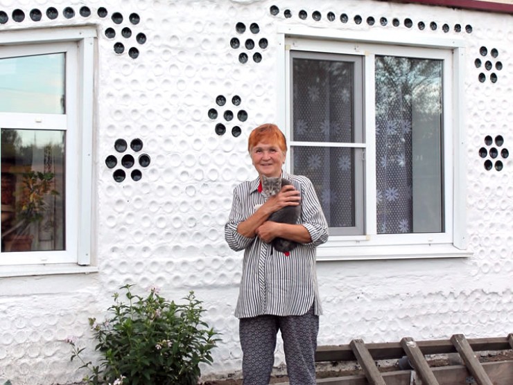 Усольчанка Ольга Ильина говорит, что живется ей в стеклянном доме не хуже, чем жилось бы в каком-то другом. С уверенностью можно сказать, что ее смелый эксперимент оказался удачным. И возможно, кому-то эта информация пригодится и поможет сэкономить на ипотеке