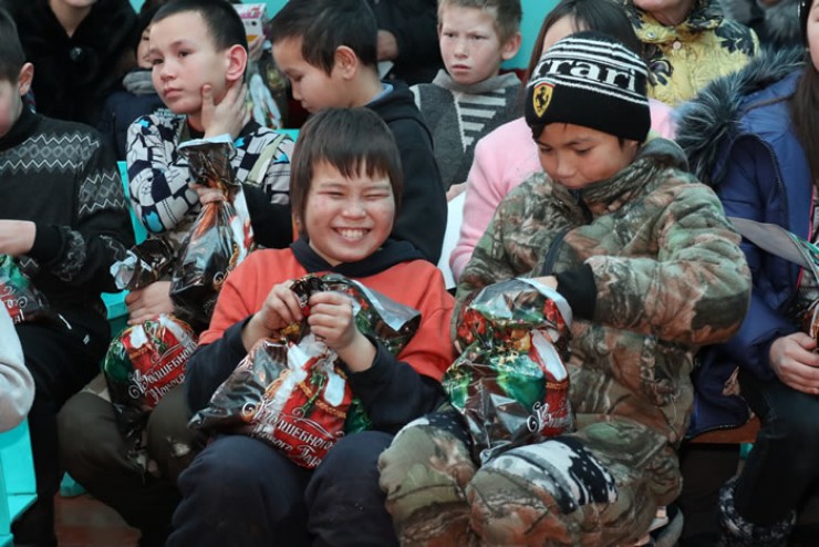 Сельские дети не избалованы развлечениями, как городские, для них сладкий подарок — большое счастье