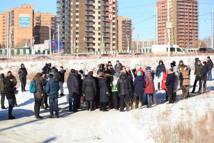 В пятницу жильцы митинговали, в понедельник разместили плакаты на доме.