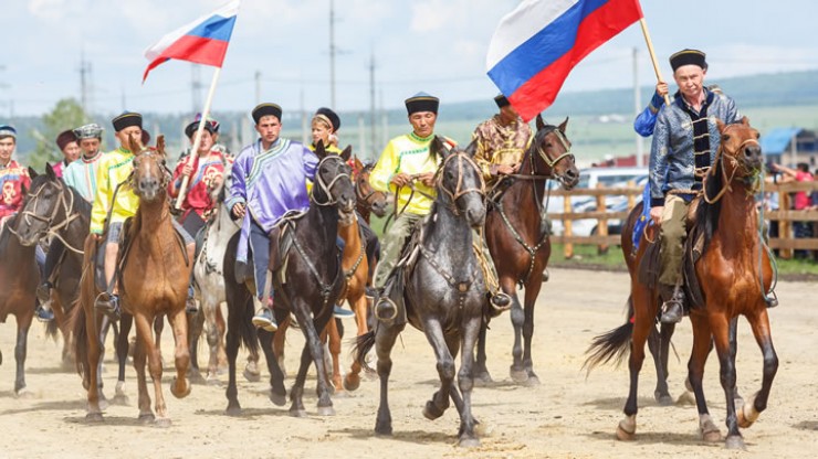 Всадники в национальных костюмах проехали по улицам Баяндая. Фестиваль конной культуры стал частью сур-Харбана