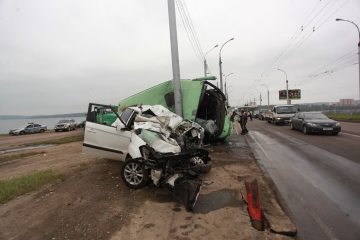 Сила столкновения была такой, что водитель легковушки, 31-летняя женщина, умерла практически мгновенно. 26-летняя пассажирка автобуса получила травмы, несовместимые с жизнью.