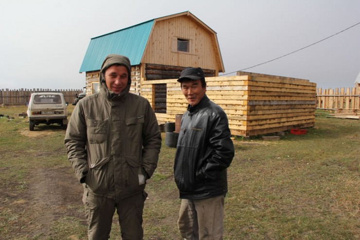 Мужчины приехали в Баяндай, чтобы помочь семье Бурхяновых достроить дом на новой Юбилейной улице