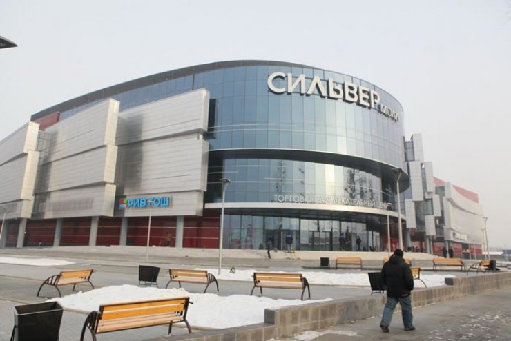 МТРК «Сильвер Молл» открылся в Иркутске в декабре 2015 года. Арендаторы довольно долго к нему просматривались и медленно заполняли бутики, однако теперь это один из любимых у горожан торгово-развлекательных комплексов