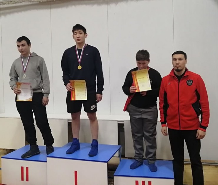 Чемпионом абсолютного первенства среди юношей в весовой категории выше 45 кг стал 16-летний Чингис Сускин.
