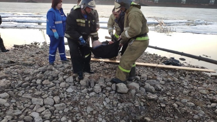 Жителю Усть-Кута сильно повезло: спасатели приехали оперативно и вытащили его из полыньи с помощью трехколенной пожарной лестницы.Жителю Усть-Кута сильно повезло: спасатели приехали оперативно и вытащили его из полыньи с помощью трехколенной пожарной лестницы.