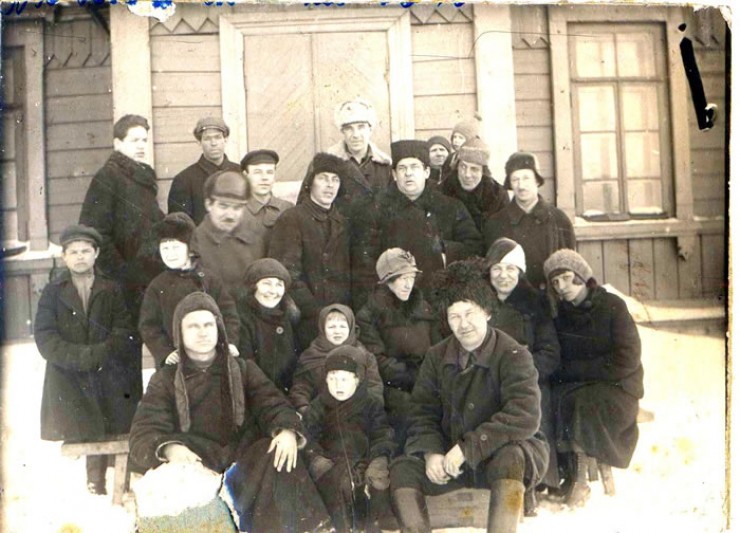 Лостовецкие — Иван Романович (сидит в шапке с длинными ушами, первый слева в переднем ряду) и его жена Валентина (сидит вторая слева во втором ряду) среди сослуживцев. 30-е годы