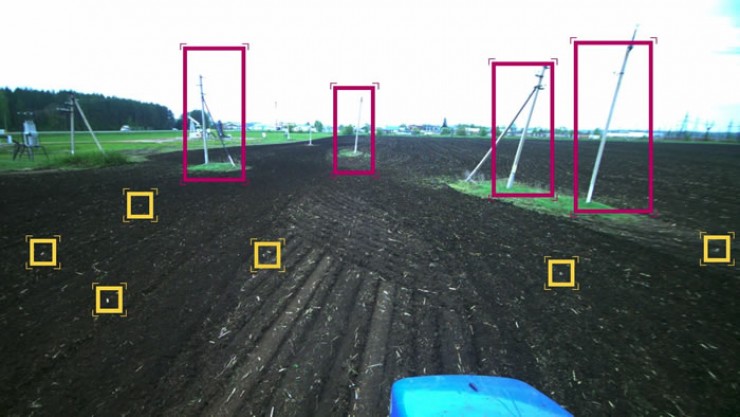 Система компьютерного зрения позволяет с высокой точностью детектировать опасные объекты, видеть границы полей и управлять уборочной техникой.