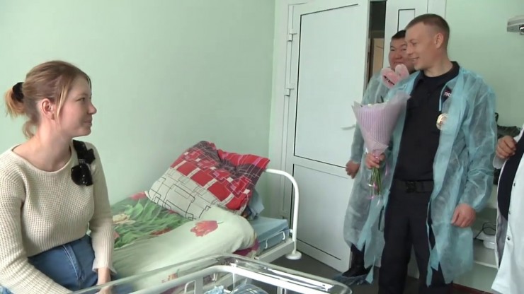Сергей Подругин и Дмитрий Урбанов навестили новоиспеченную маму с дочкой в больнице и подарили розового зайца