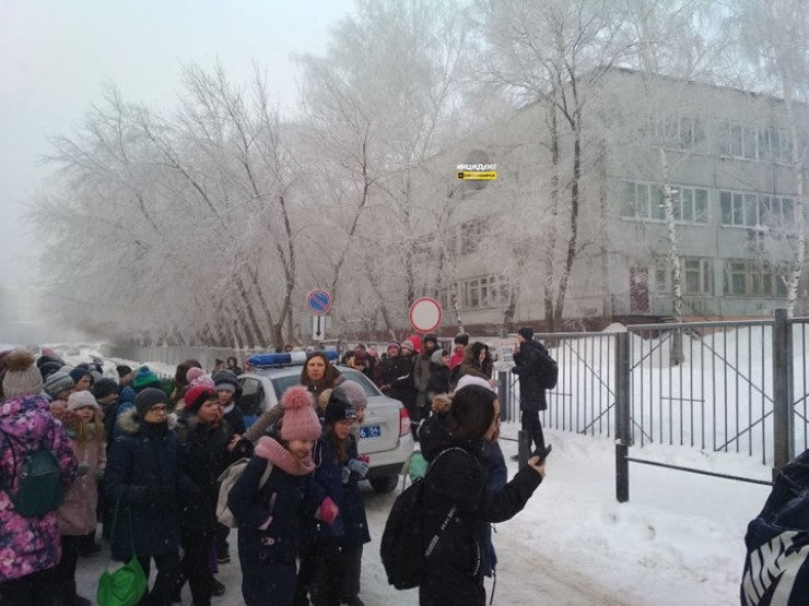Этот снимок сделан в Новосибирске. Там, по сообщениям СМИ, эвакуировали всех школьников — вывели на улицу. Когда дети стали мерзнуть, завели их в подъезды соседних домов, а через некоторое время и вовсе распустили. Ни в одном из городов взрывчатые вещества в указанных школах обнаружены не были