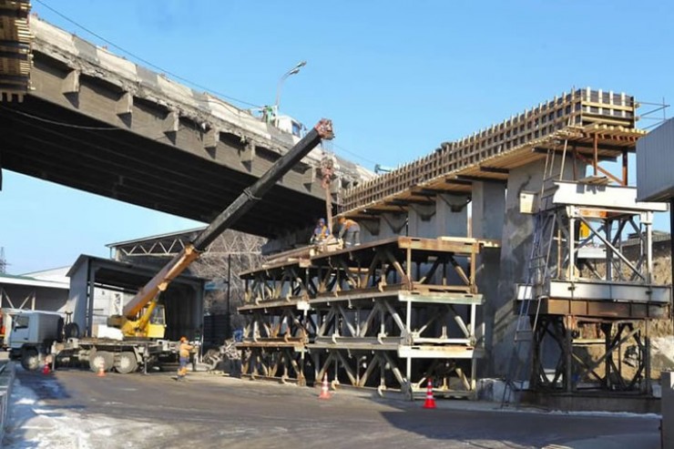 Работы на путепроводе по улице Джамбула сейчас выполнены уже наполовину, реконструкция идет с опережением графика. Движение автотранспорта по восстановленной половине моста откроют в конце мая.