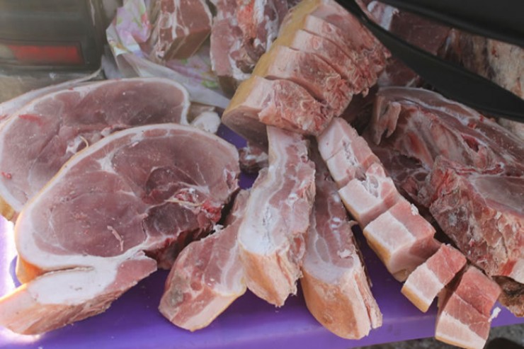 Как отмечают специалисты Службы ветеринарии Иркутской области, мясо на таких несанкционированных рынках может быть опасно для здоровья.