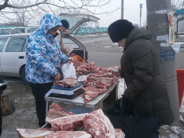 Жители Иркутска привыкли покупать мясо на стихийных рынках, и наличием ветеринарных сопроводительных документов они практически никогда не интересуются.