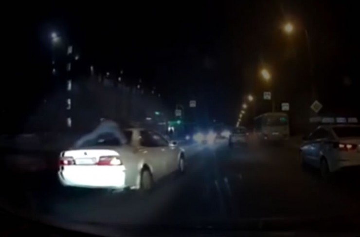 Видео с оперативником на крыше мчащегося по улице автомобиля сразу стало популярным в Сети  