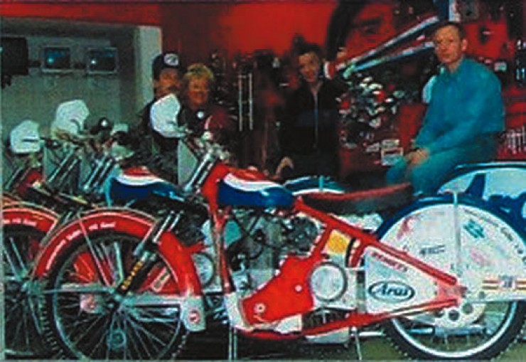 Заслуженный мастер спорта СССР, советский мотогонщик (спидвей на льду) Николай Владимирович Нищенко крайний справа.
