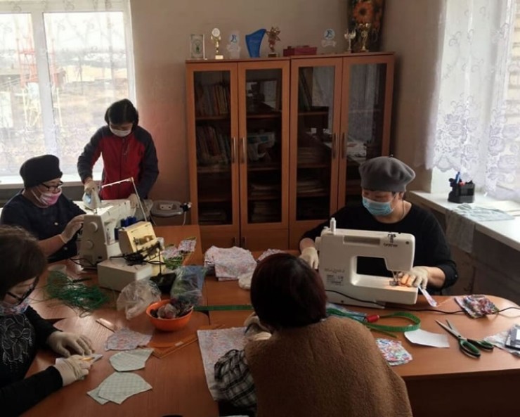 Как только началась пандемия, коллектив стал шить маски для пенсионеров и инвалидов села
