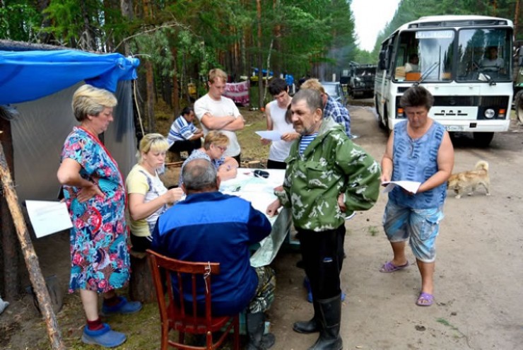 Первые списки пострадавших в поселке Приудинске Чунского района специалисты составляли прямо в палаточном городе, в походно-полевых условиях