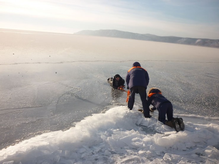Мужчину, гулявшего по льду Байкала недалеко от поселка Листвянка, инспекторы ГИМС заметили днем 8 января. Толщина льда в том месте, где он находился, была менее 5 сантиметров, к тому же вокруг было много участков открытой воды. Не дожидаясь прибытия судна на воздушной подушке, инспекторы с помощью троса помогли мужчине выбраться на берег
