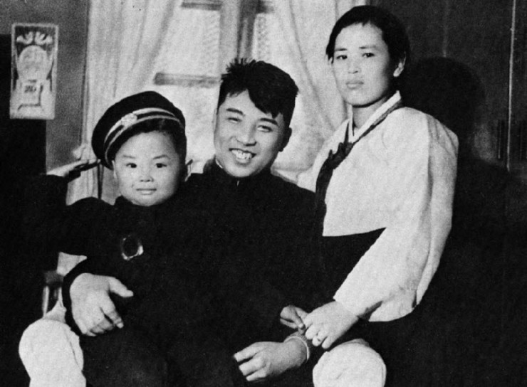 Ким Чен Ир с родителями – мамой Ким Чен Сук и Ким Ир Сеном.