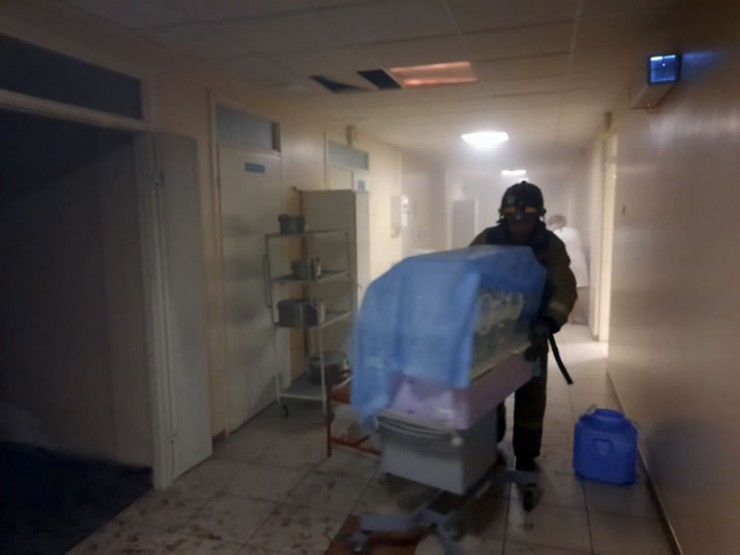 В целях минимизации ущерба сотрудники МЧС и медперсонал эвакуировали дорогостоящее оборудование в незадымленные помещения
