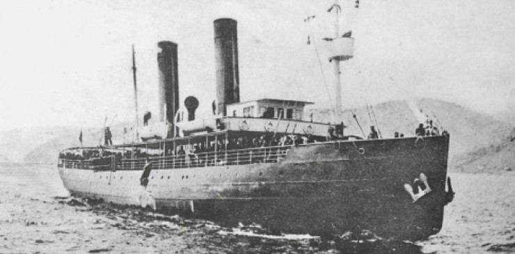 Вот такой красавец ледокол «Ангара» ходил по Байкалу. Он был построен в Англии специально для обслуживания железнодорожной переправы и спущен на воду в 1900 году